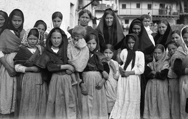 Grupo de mujeres, El Hornillo (Avila). Entre 1921-1922 Otto Wundelich. Archivo IPCE.
