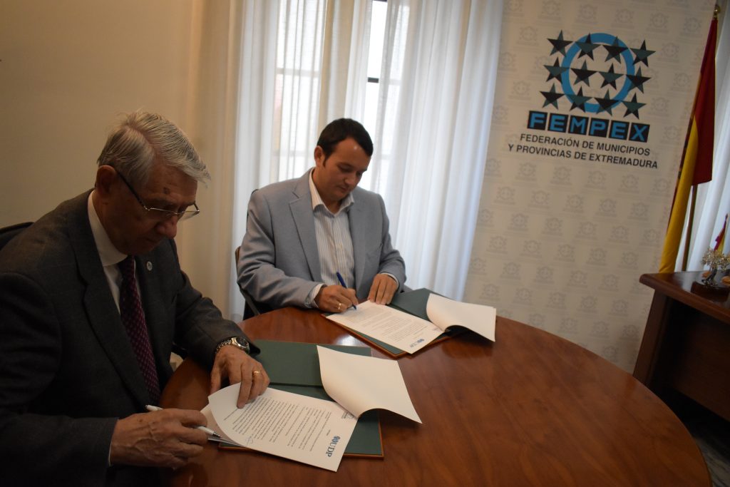 Saturnino Álvarez Bacaicoa, presidente de UDP y Francisco Buenavista García, Presidente FEMPEX, han firmado en Mérida el acuerdo marco de colaboración para el desarrollo de actuaciones conjuntas en materia de sensibilización y nuevos escenarios vinculados con el cambio demográfico.