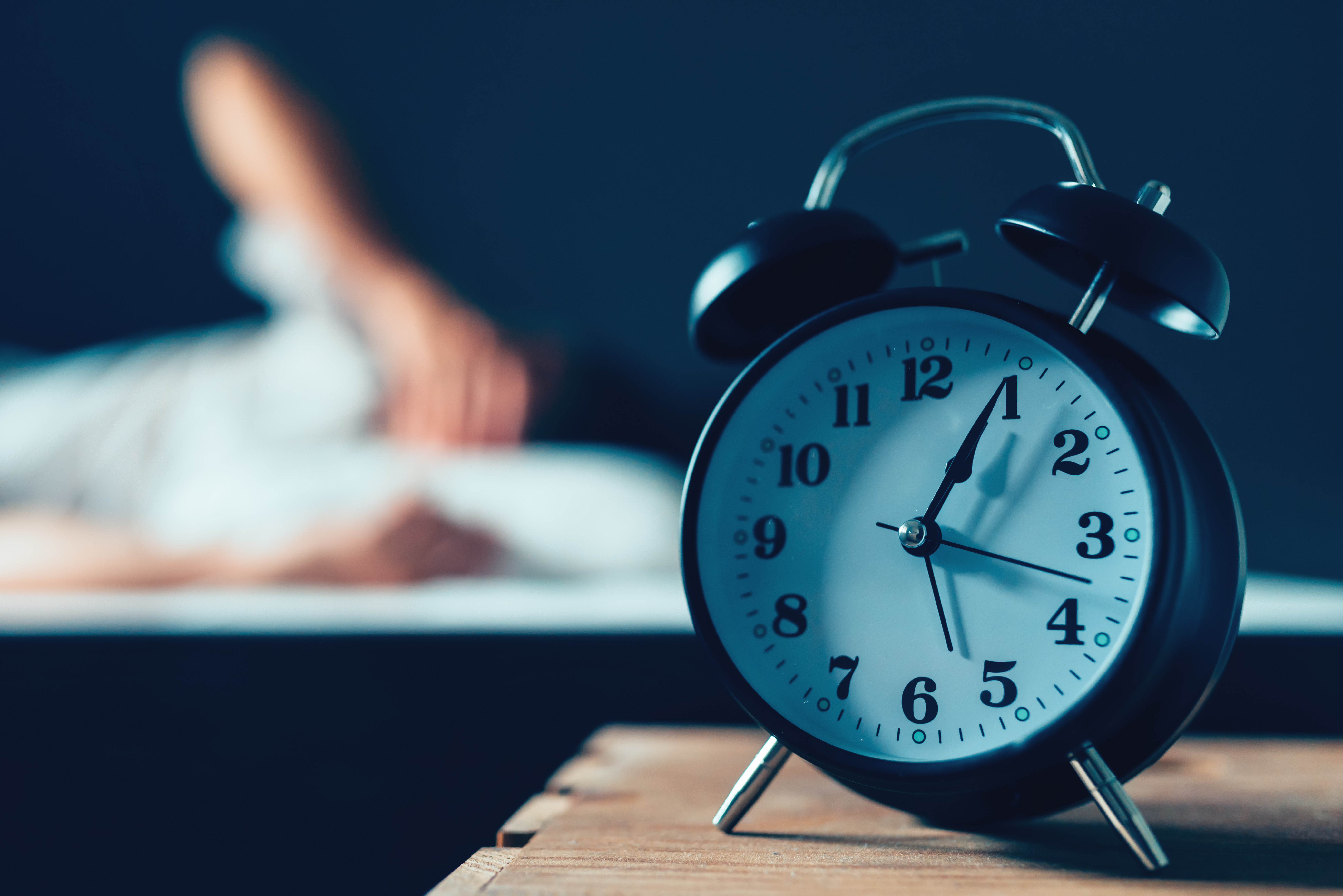 Dormir menos de 7 horas, asociado con mayor riesgo de caídas, deterioro cognitivo y dificultades en el control de la medicación