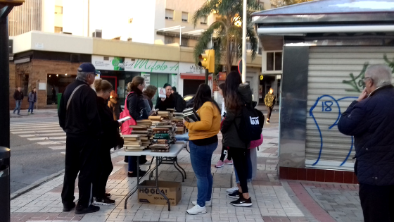 APEJUPO regala libros en las calles, homenajea al pequeño Julen en Totalán
