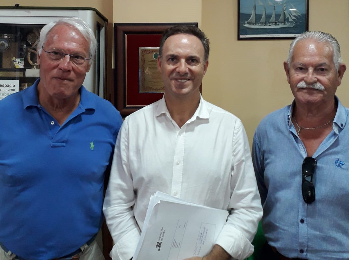 responsable de la delegación de Bienestar Social de Diputación, David de la Encina, al presidente de UDP, Juan Fernández Romero.