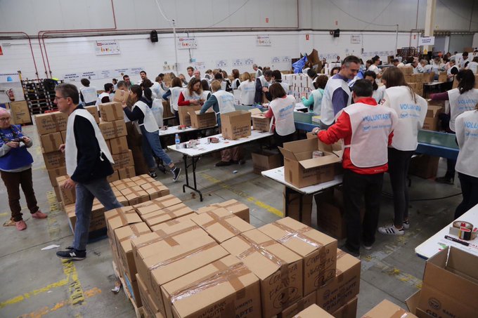 Banco de Alimentos voluntarios para clasificar los víveres y alimentos