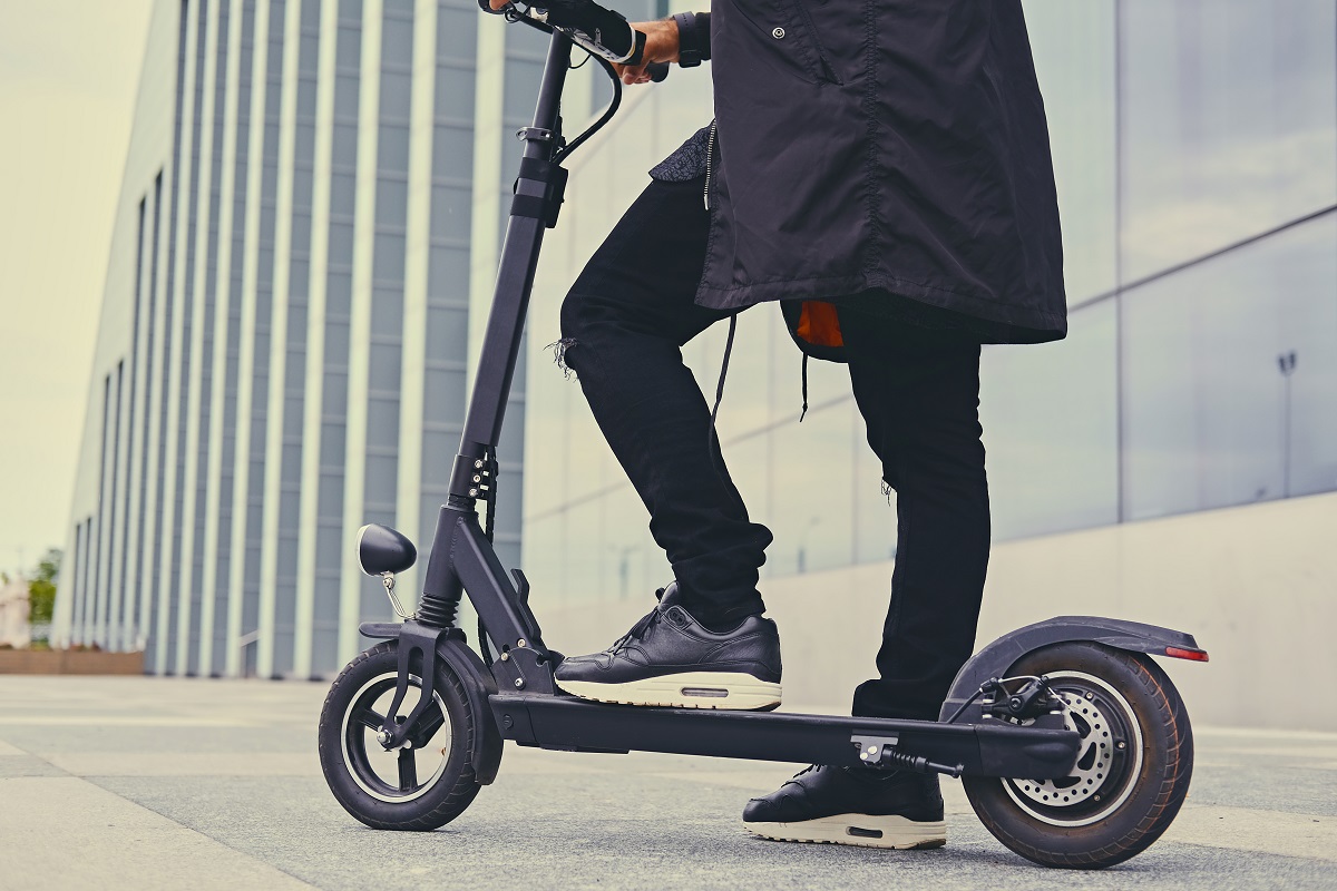 La DGT multará con hasta 1.000 euros por conducir el patinete eléctrico mirando el móvil, con auriculares o bebido