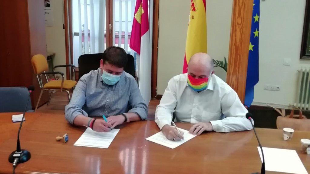 Federico Armenteros, Presidente de la Fundación 26 De Diciembre, junto a Alberto Tostado, Alcalde de La Puebla de Almoradiel.