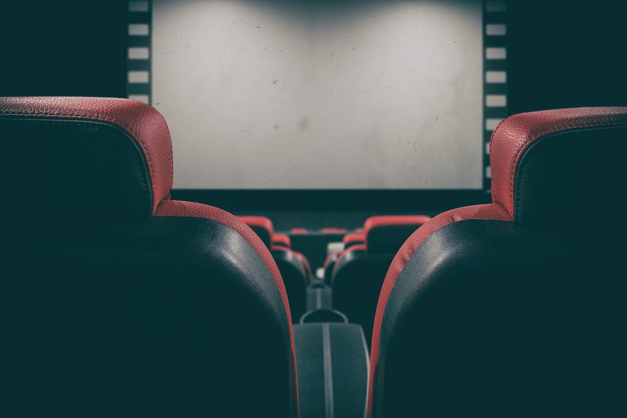 Ver películas y disfrutar del teatro, un placer saludable