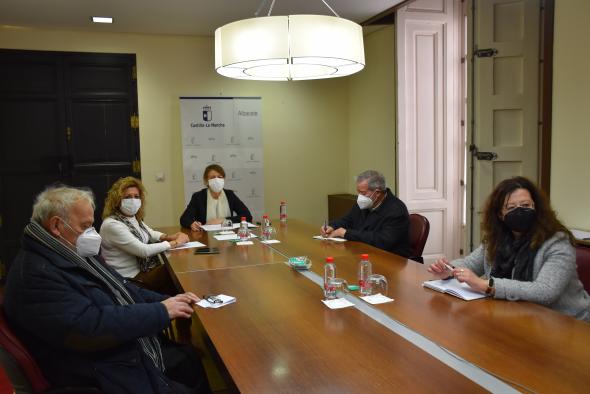Reunidos en la mesa, al fondo la Consejera de Bienestar Social, Aurelia Sánchez, a su izquierda Ramón Munera, presidente de la Federación Territorial de Castilla-La Mancha UDP