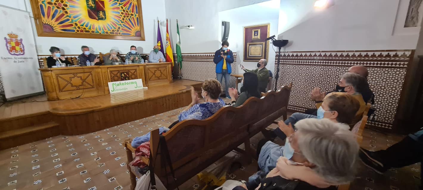Inma Ruiz, presidenta de UDP asiste a la reunión extraordinaria de la Asociación Plataforma Jubilados por Jaén