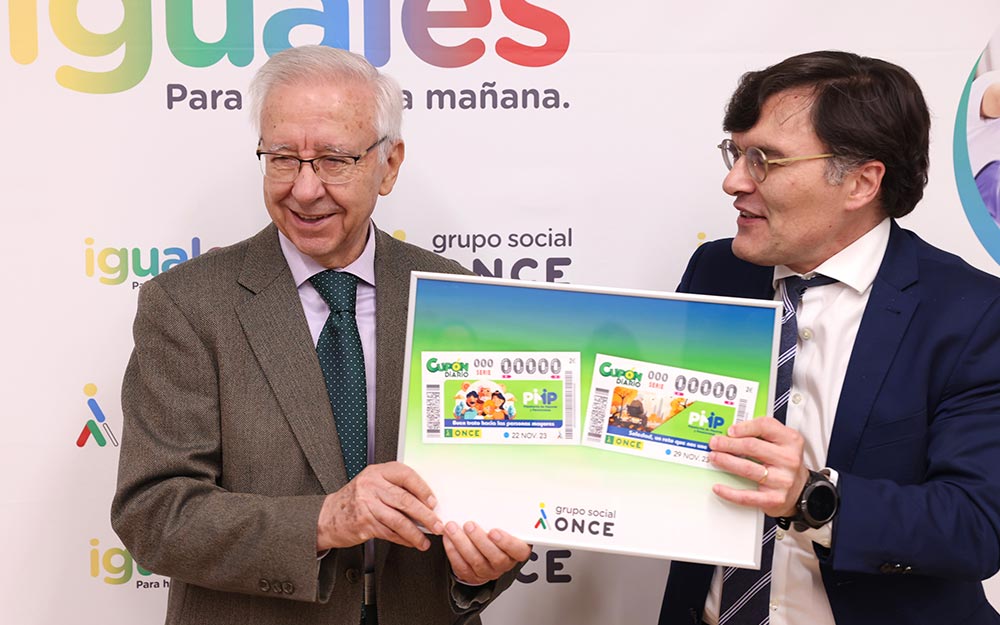 Alberto Durán, vicepresidente de la ONCE, ha entregado a Lázaro González García, presidente de la Plataforma de Mayores y Pensionistas, una lámina enmarcada con estos cupones.