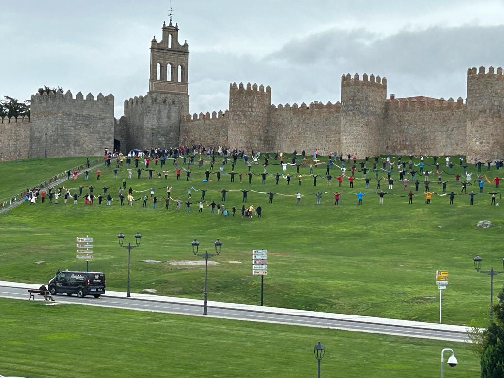 800 bufandas solidarias de lana tejidas a mano abrazan la muralla de ávila
