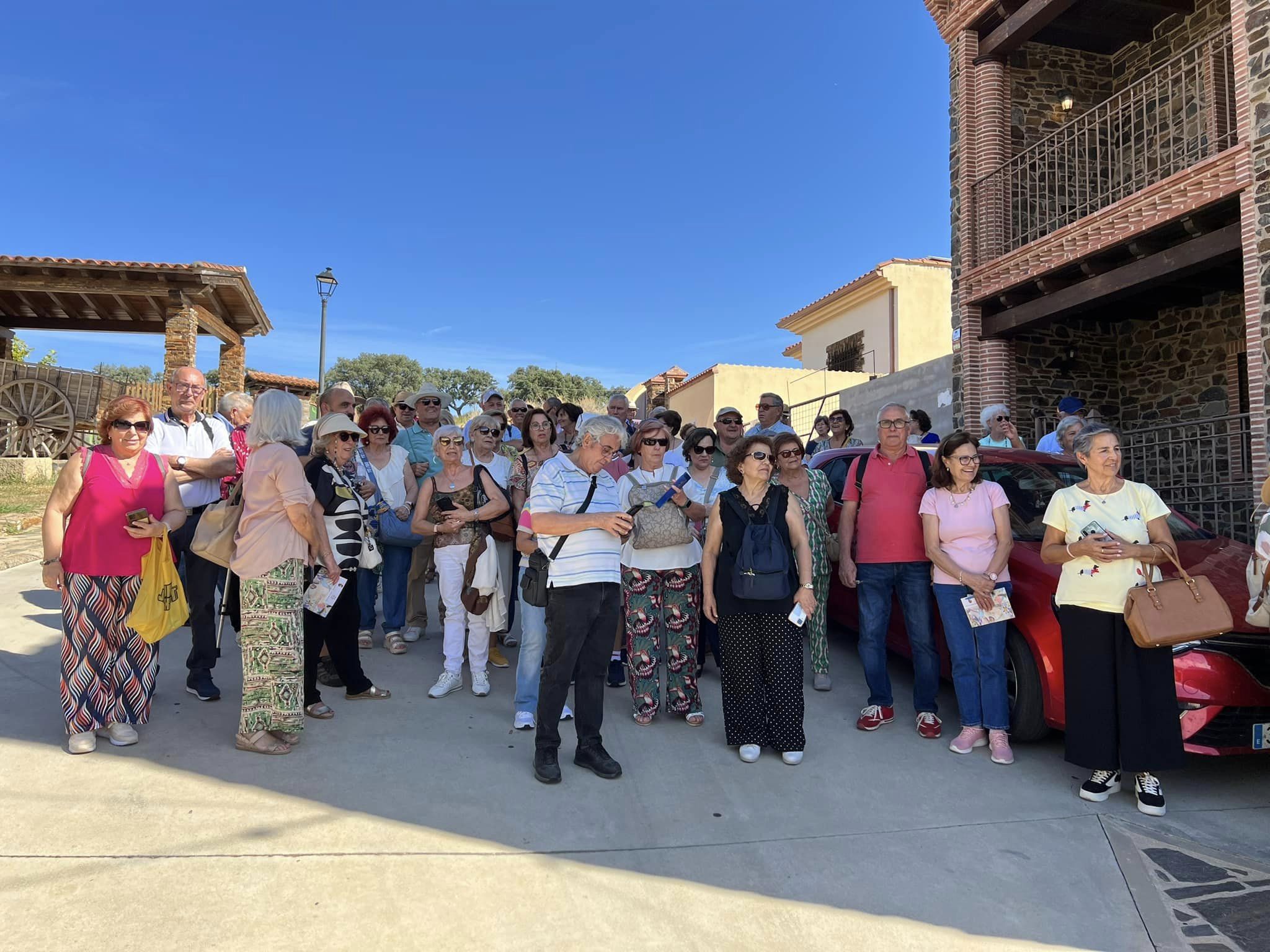 Pensionistas de Villafranco del Guadiana se sumergen en la ilusión de los Trampantojos en Romangordo