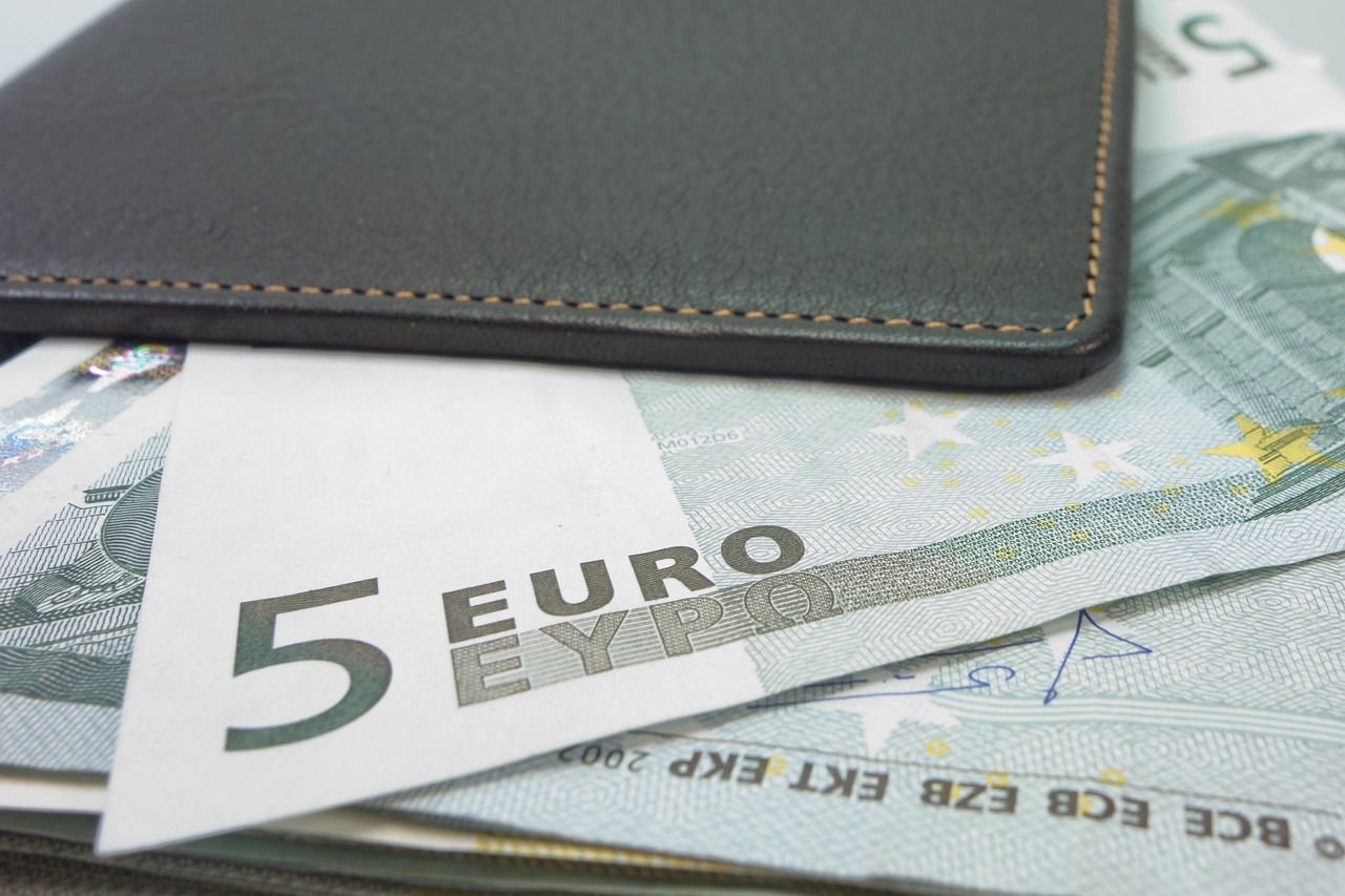 Mayores de 65 años: Adiós a las comisiones por retirar dinero en efectivo en los bancos