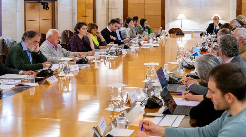 La secretaria de Estado de Derechos Sociales, Rosa Martínez, junto con la directora general del Imserso, María Teresa Sancho presidiendo el primer Consejo General del Imserso del 2024.